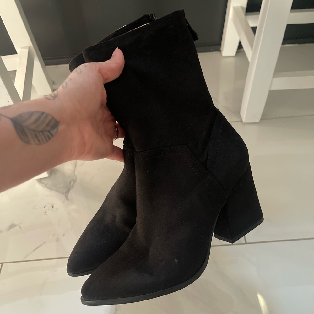 Glaze Black Heeled Boots Modern Minimalist Design